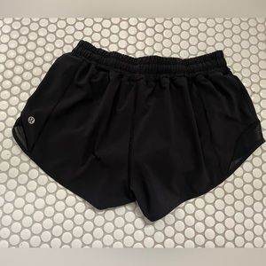 Black Lululemon Hotty hot shorts 2.5 Size 6